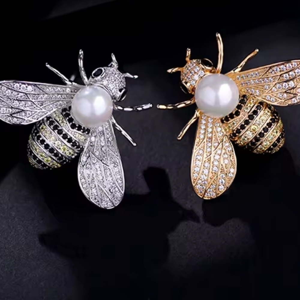 Bee 🐝 Brooch with Pearl Accent - Picture 4 of 5